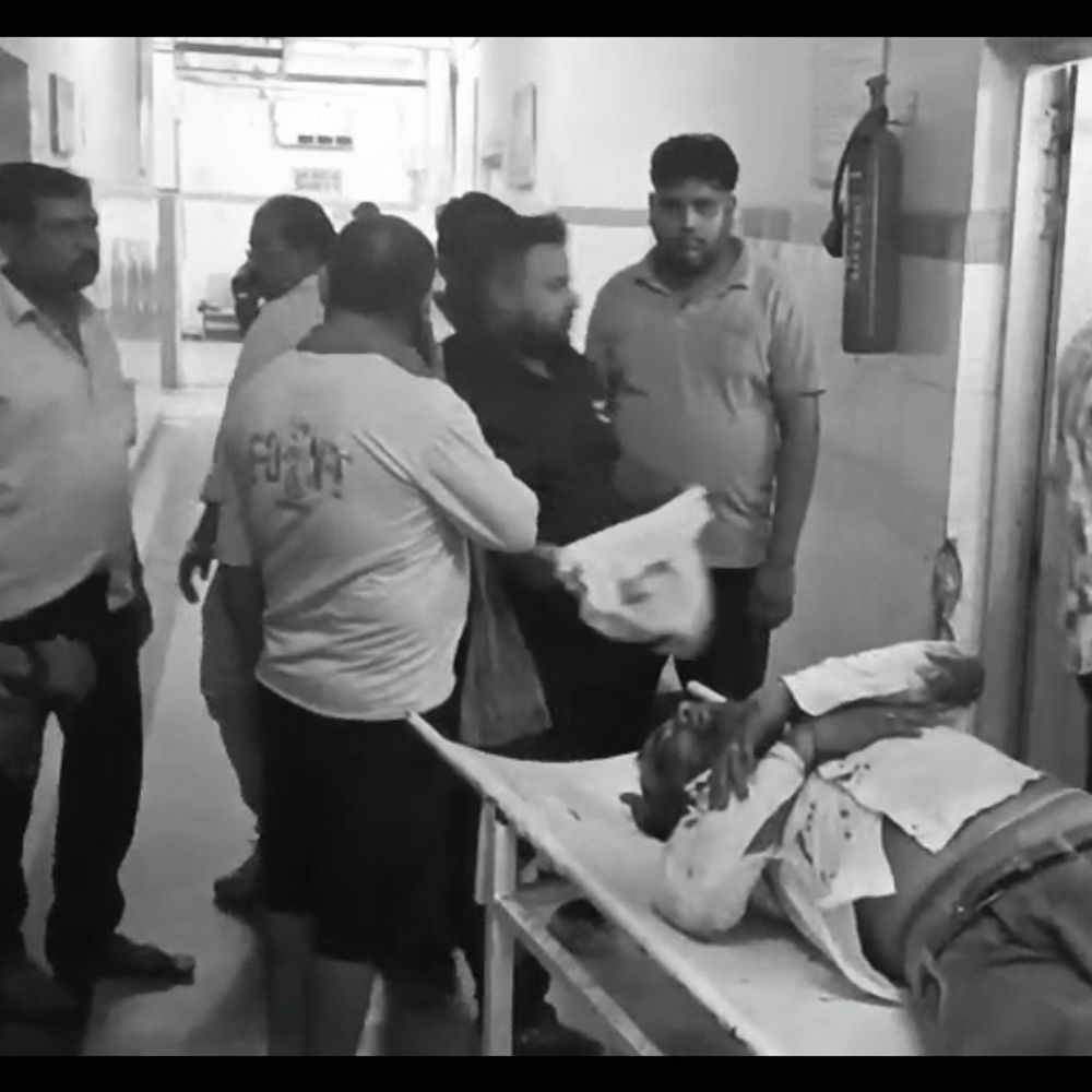 आंखों में मिर्च पाउडर डालकर लाठी-डंडों से पीटा:बांदा में दो लोगों पर हमला, एक गंभीर हालत में कानपुर रेफर