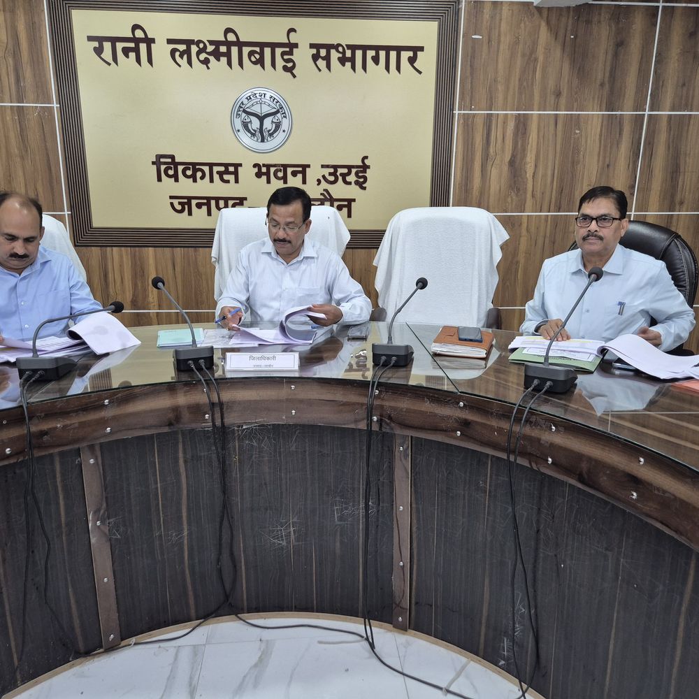 डीएम ने स्वास्थ्य सेवाओं पर सख्ती दिखाई:जालौन में लू से बचाव के लिए पुख्ता इंतजाम के निर्देश दिए