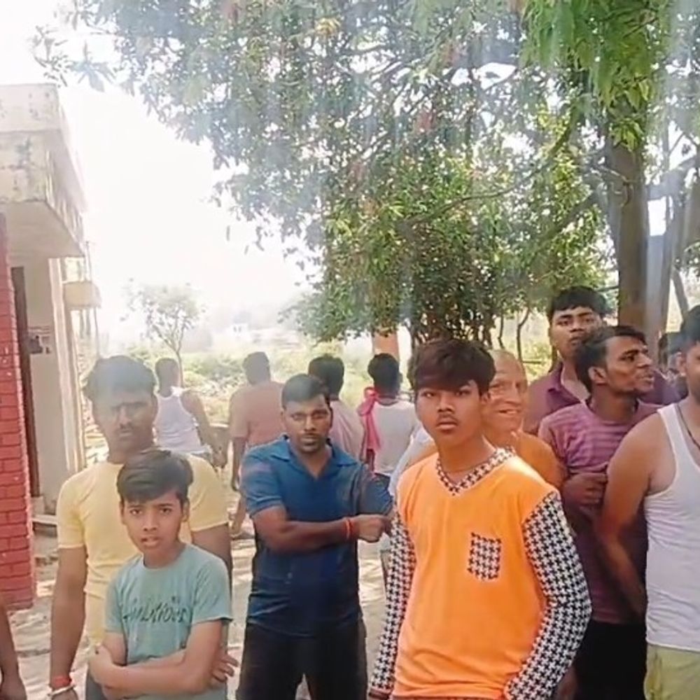 पावर हाउस का घेराव, चार दिन से बिजली कट:जौनपुर में उपभोक्ताओं ने किया प्रदर्शन, स्मार्ट मीटर पर आ रहा अधिक बिल