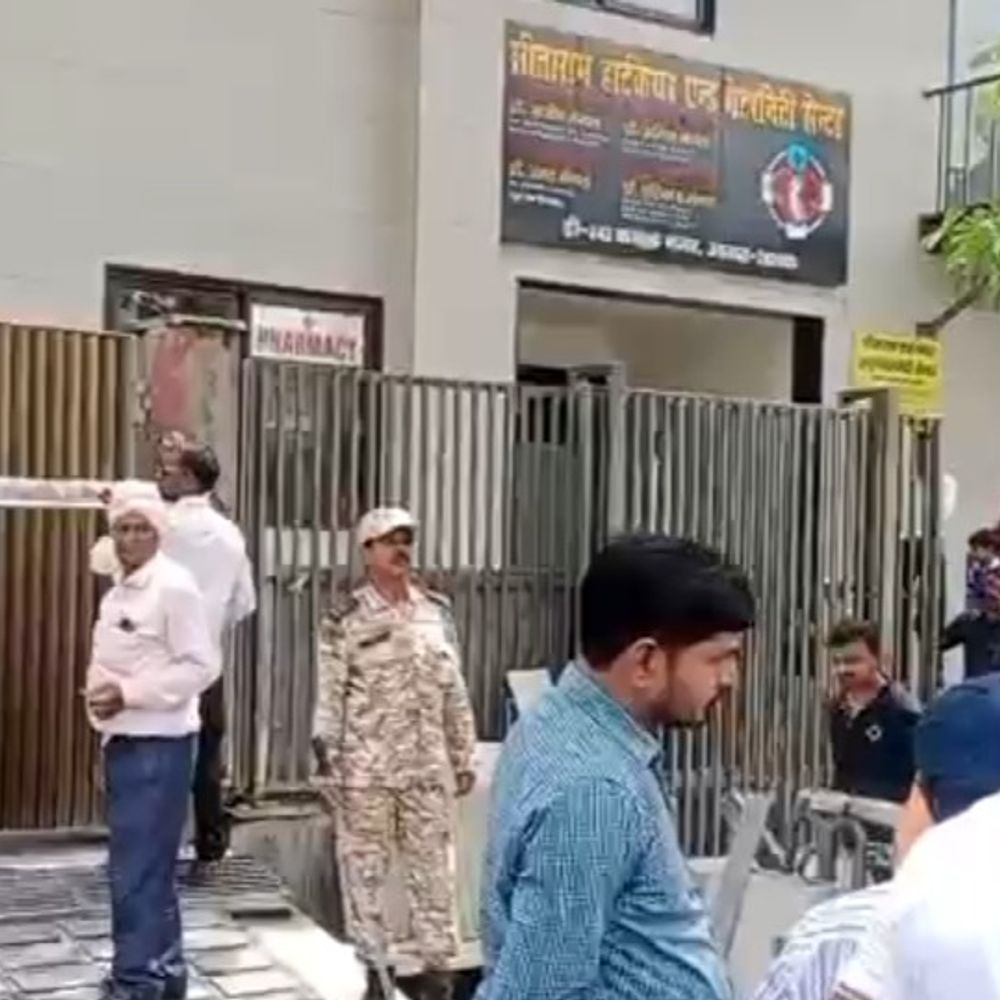 आगरा के कमला नगर में 6 अवैध निर्माण सील:मैटरनिटी सेंटर को 2 दिन का अल्टीमेटम, आवास विकास परिषद ने की कार्रवाई