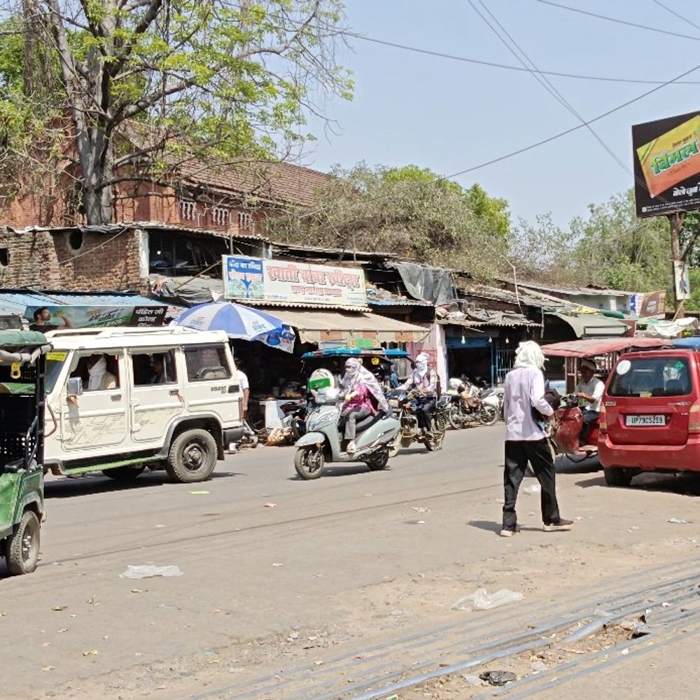 बांदा बना तंदूर, अप्रैल में ही 47.6°C पार:बुंदेलखंड जैसलमेर से भी ज्यादा गर्म, लू के थपेड़ों से लोग बेहाल, हेल्पलाइन नंबर जारी