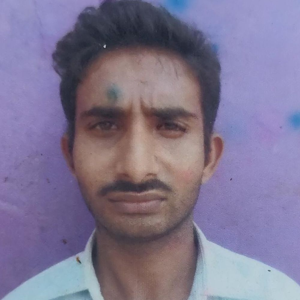 नहर पुलिया के नीचे मिला युवक का शव:सिद्धार्थनगर में हत्या की आशंका, पोस्टमार्टम हाउस पर जुटे ग्रामीण