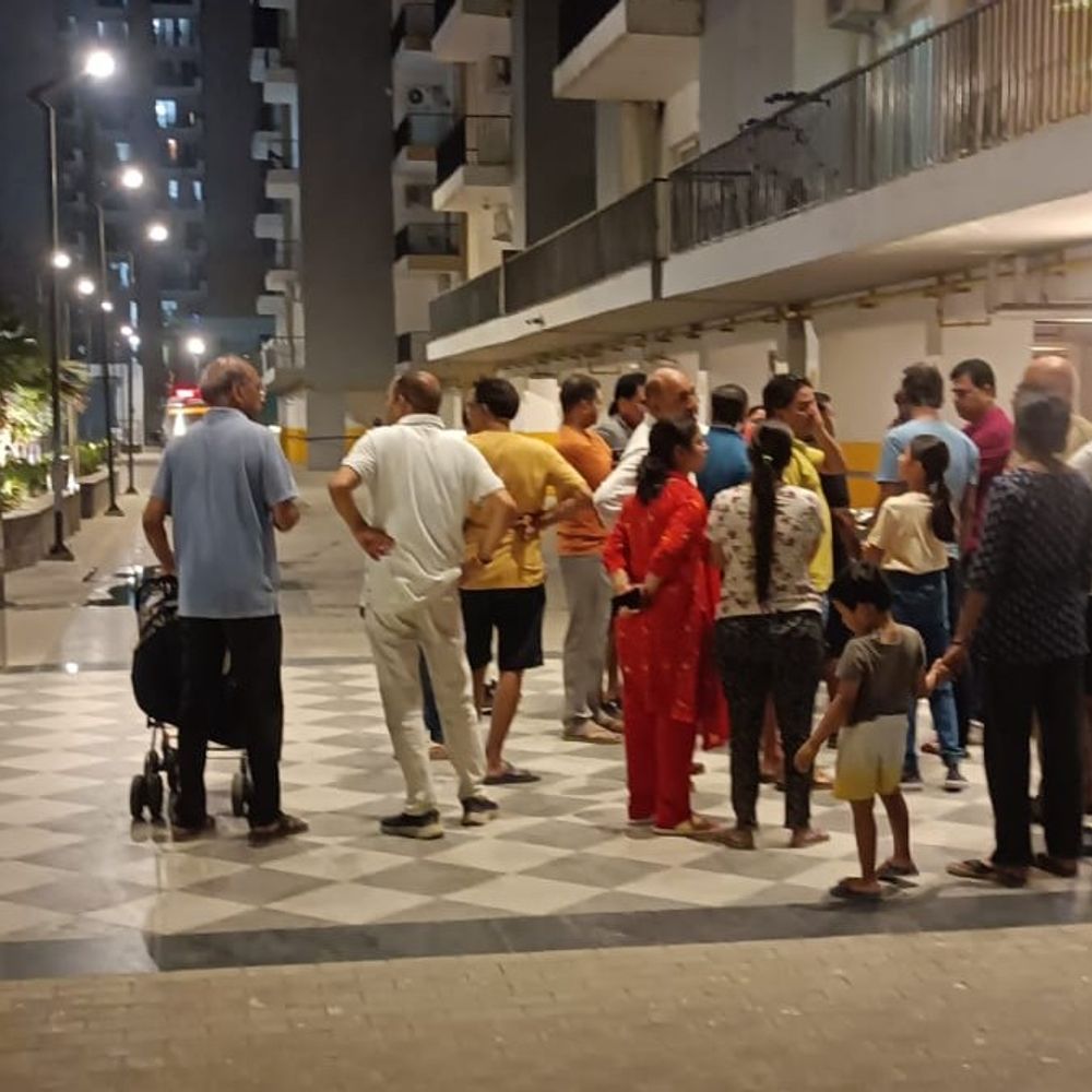 ग्रेटर नोएडा की पंचशील ग्रीन-2 सोसायटी में पानी संकट:हजारों परिवार बूंद-बूंद को तरसे, टैंकरों के आगे लगी लंबी लाइनें