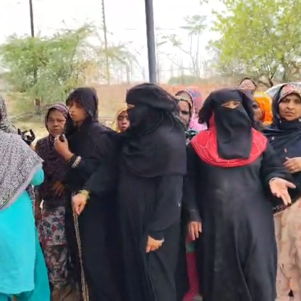 फिरोजाबाद में स्मार्ट मीटर के खिलाफ प्रदर्शन:महिलाओं ने लगाए गंभीर आरोप, उखाड़ने की दी चेतावनी