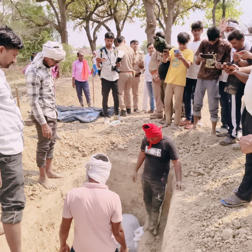 कौशांबी में कब्र से निकाला गया युवती का शव:छोटी बहन ने पोस्टमार्टम की मांग की थी, प्रेमी से बातचीत का ऑडियो सौंपा था