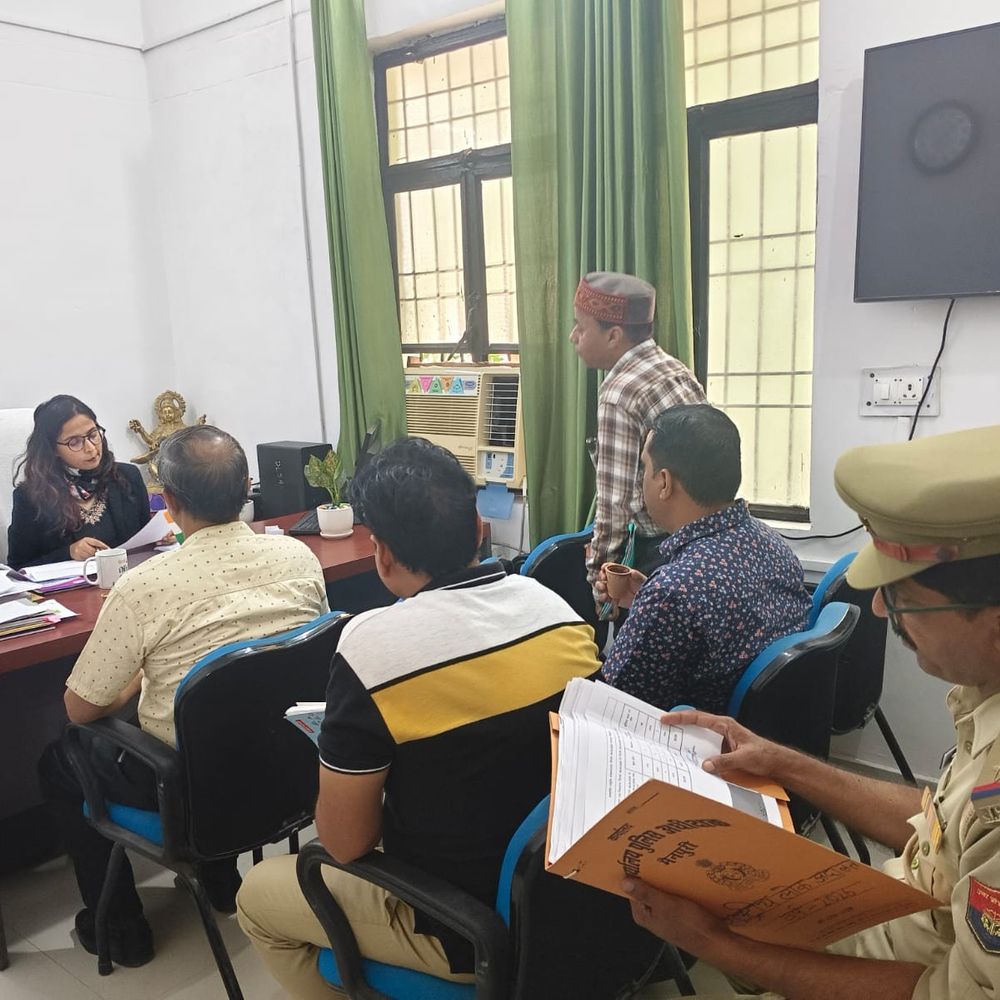 मैनपुरी वृद्धाश्रम निरीक्षण, संचालिका अनुपस्थित, 116 वृद्धजन:अधिकारियों ने सुनीं समस्याएं, खराब कूलर ठीक कराने और उपचार के निर्देश