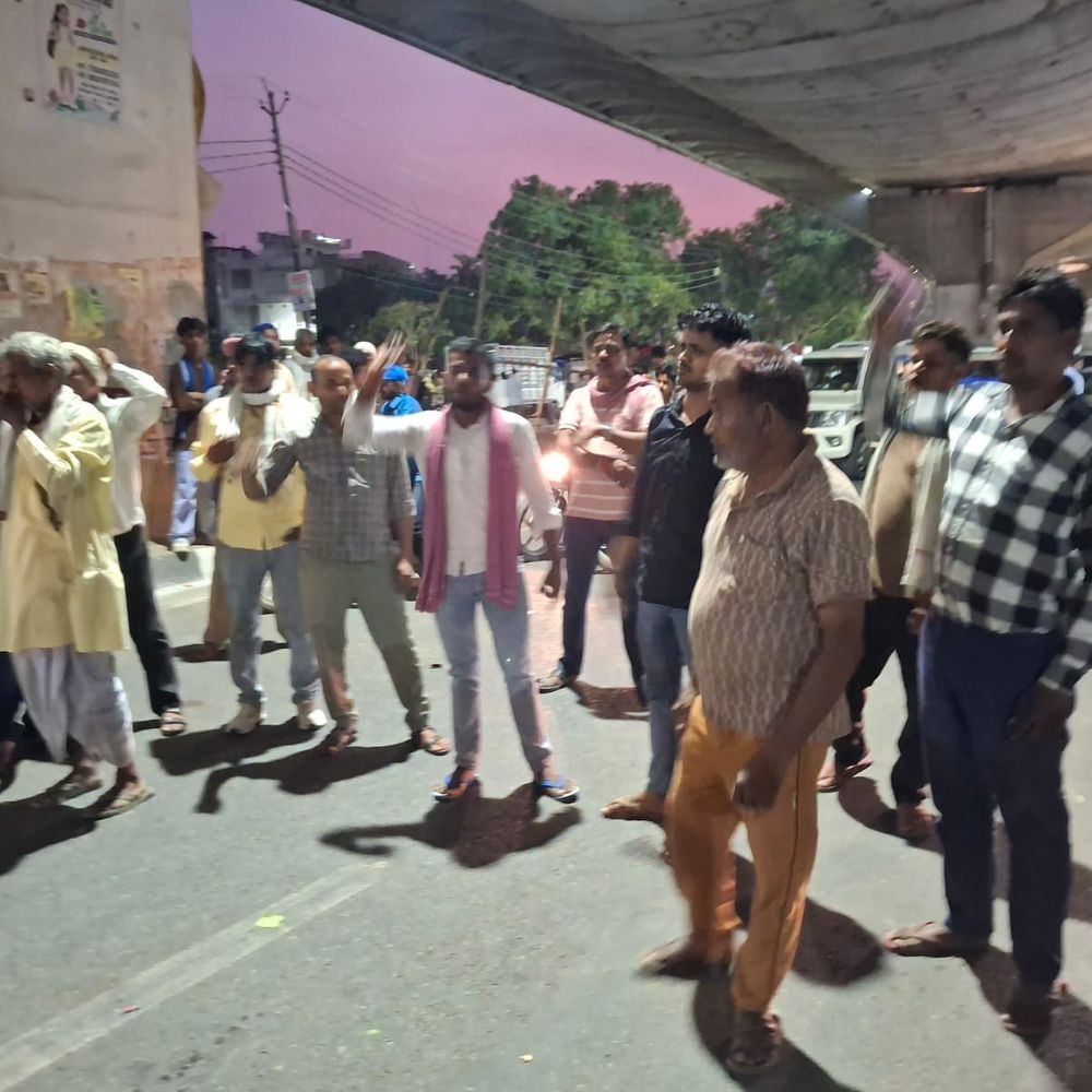 कार की टक्कर से बाइक सवार युवक की मौत:भदोही के गोपीगंज में आर्टिका ने मारी टक्कर, परिजनों ने सड़क जाम किया