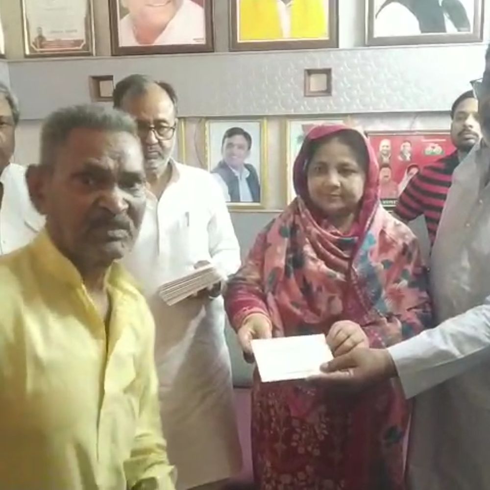 सांसद अक्षय यादव ने सब्जीमंडी अग्निकांड पीड़ितों को भेजी सहायता:फिरोजाबाद में 16 दुकानदारों को 10-10 हजार रुपये दिए