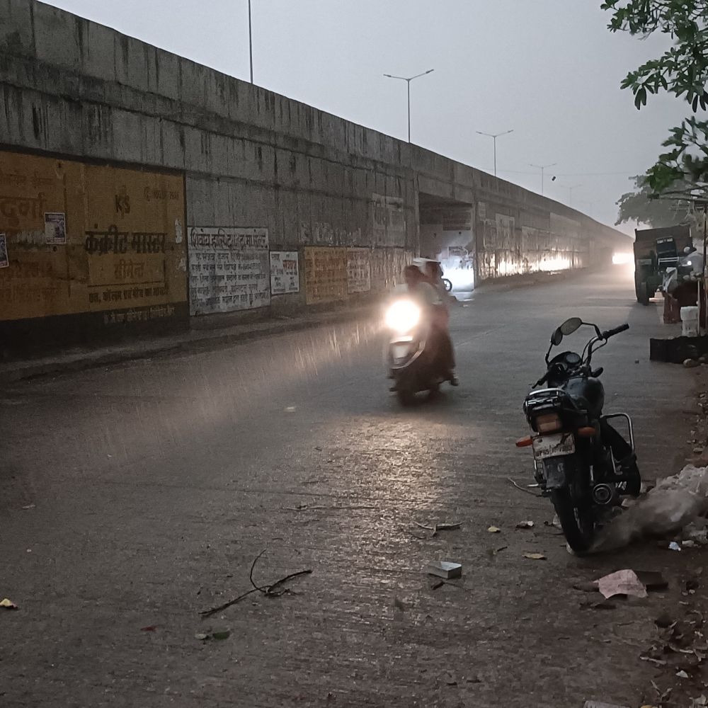 चंदौली में तेज बारिश-हवा से जनजीवन प्रभावित:धूल के गुब्बार उड़े, दृश्यता कम हुई; किसानों को फसल नुकसान का डर