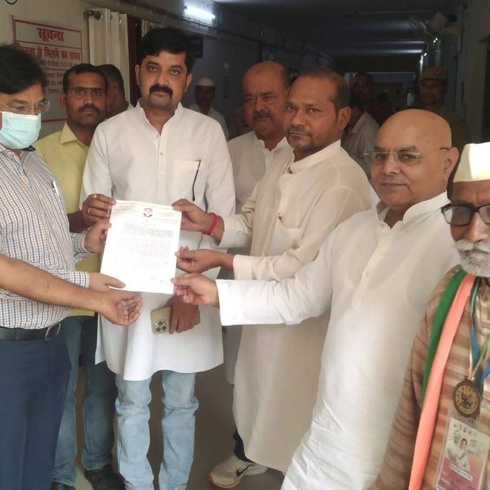 फतेहपुर में भाजपा नेता पर 50 हजार का इनाम घोषित:दुष्कर्म पीड़िता को न्याय दिलाने के लिए कांग्रेसियों ने एडीएम को सौंपा ज्ञापन