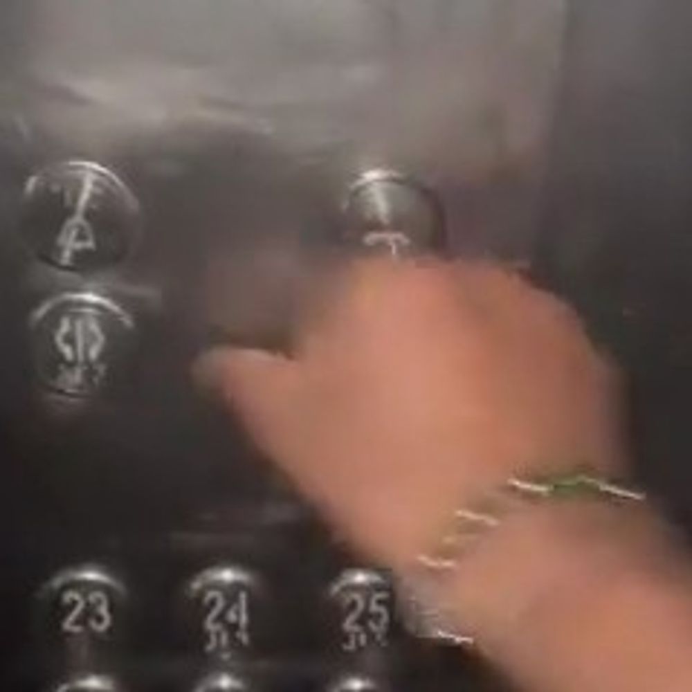 ग्रेटर नोएडा वेस्ट में लिफ्ट अटकी:बुजुर्ग महिला समेत तीन लोग 10 मिनट फंसे, अलार्म भी नहीं बजा