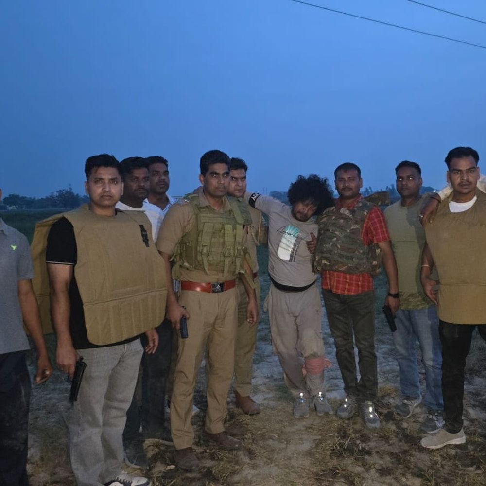 ज्वेलरी शॉप में लूट के आरोपी मुठभेड़ में गिरफ्तार:गोरखपुर में पुलिस ने दोनों के पैर में मारी गोली, लूट के सामान बारामद