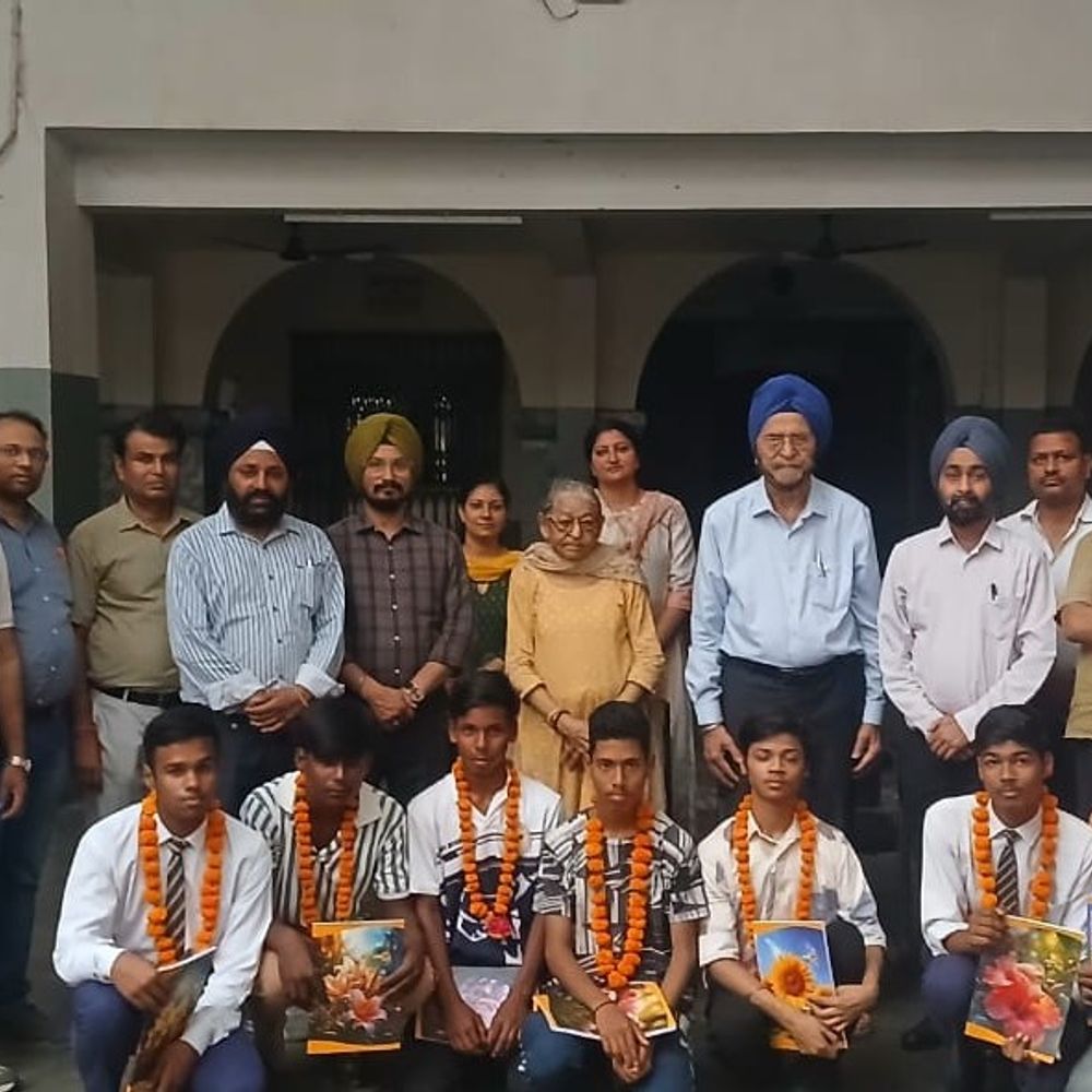 लखनऊ में टॉपर्स को मिला सम्मान:खालसा इंटर कॉलेज में मेधावियों को किया गया सम्मानित