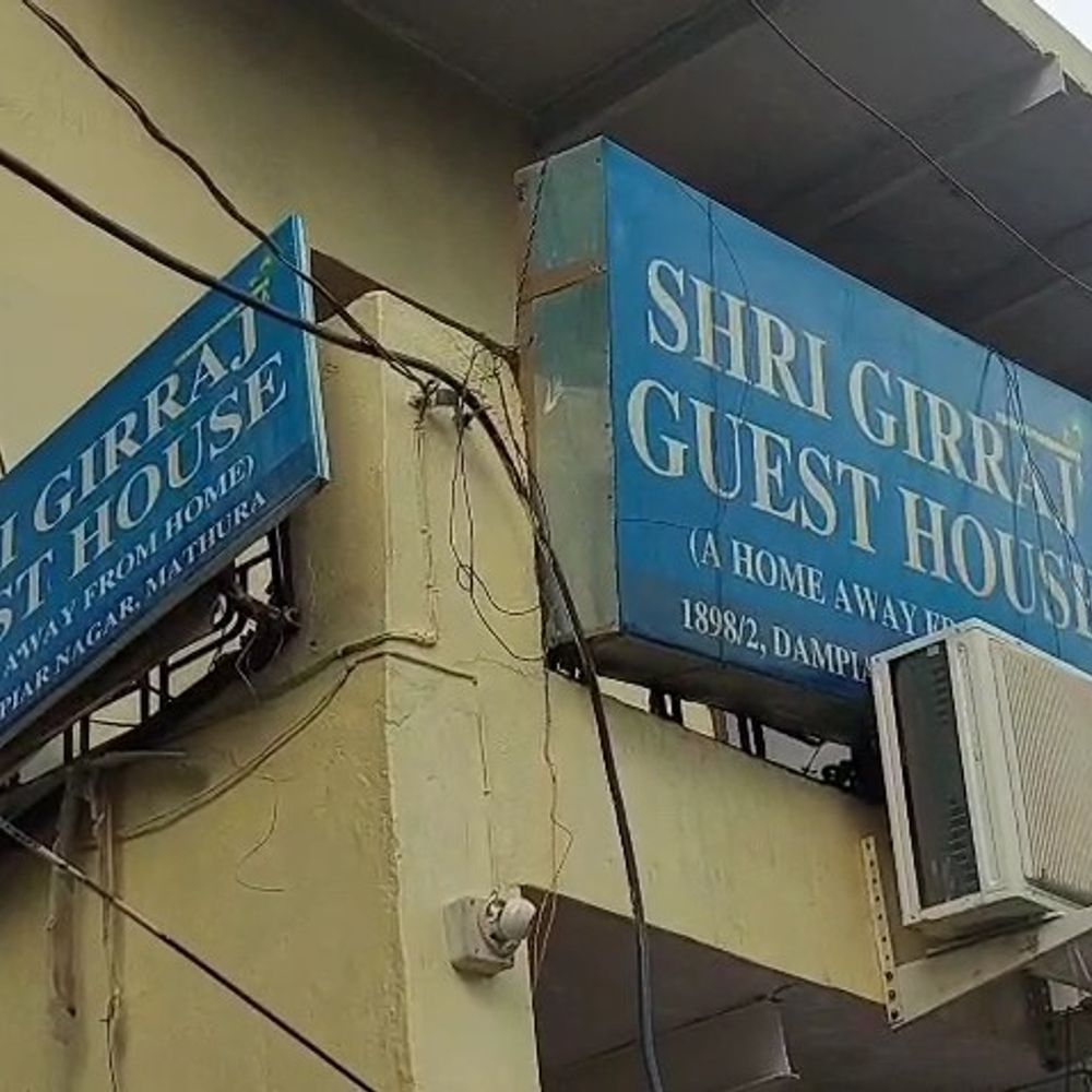 गिर्राज गेस्ट हाउस पर पुलिस का छापा:5 युवक गिरफ्तार, 4 युवतियां हिरासत में