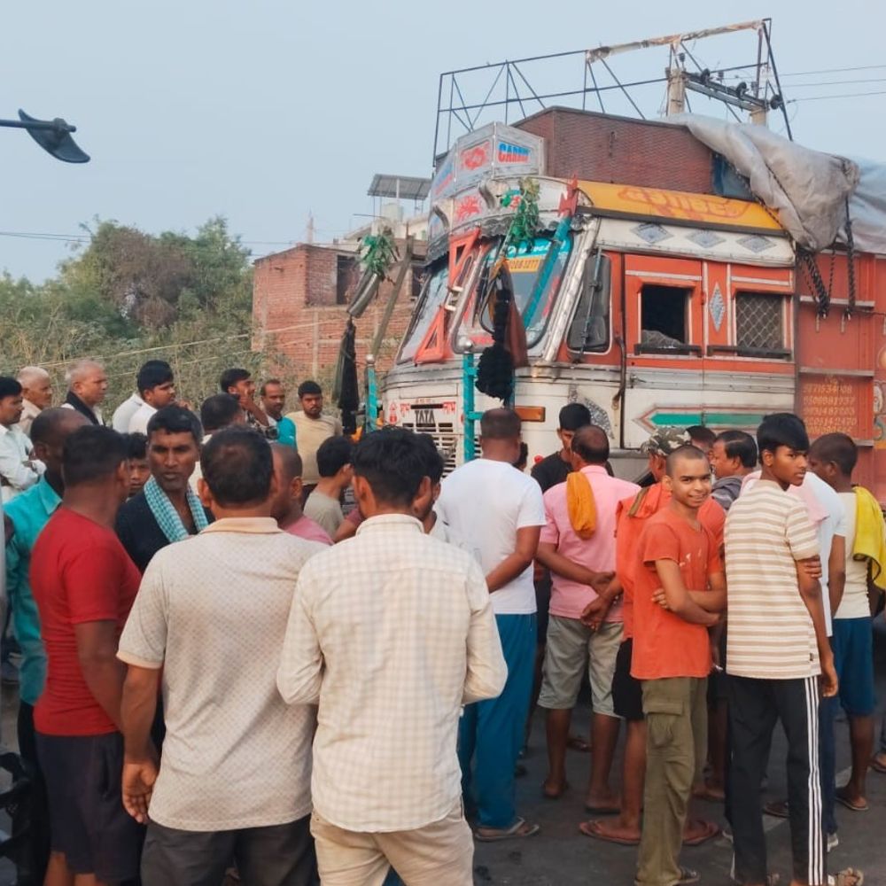 नवादा में पार्किंग वसूली विवाद पर बवाल:  ड्राइवर पर हमले के बाद सड़क जाम, स्कूली बसें घंटों फंसी, पुलिस ने FIR का दिया आश्वासन – Nawada News