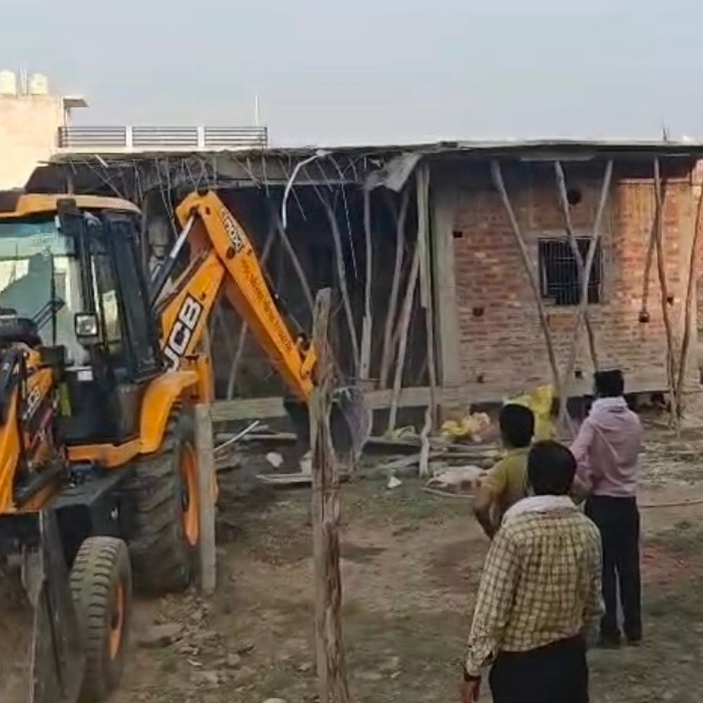 रायबरेली अवैध निर्माण हटाने गई टीम पर महिला का हमला:तालाब की जमीन पर बने मकान को ढहाया, सरकारी जमीनों पर कब्जा