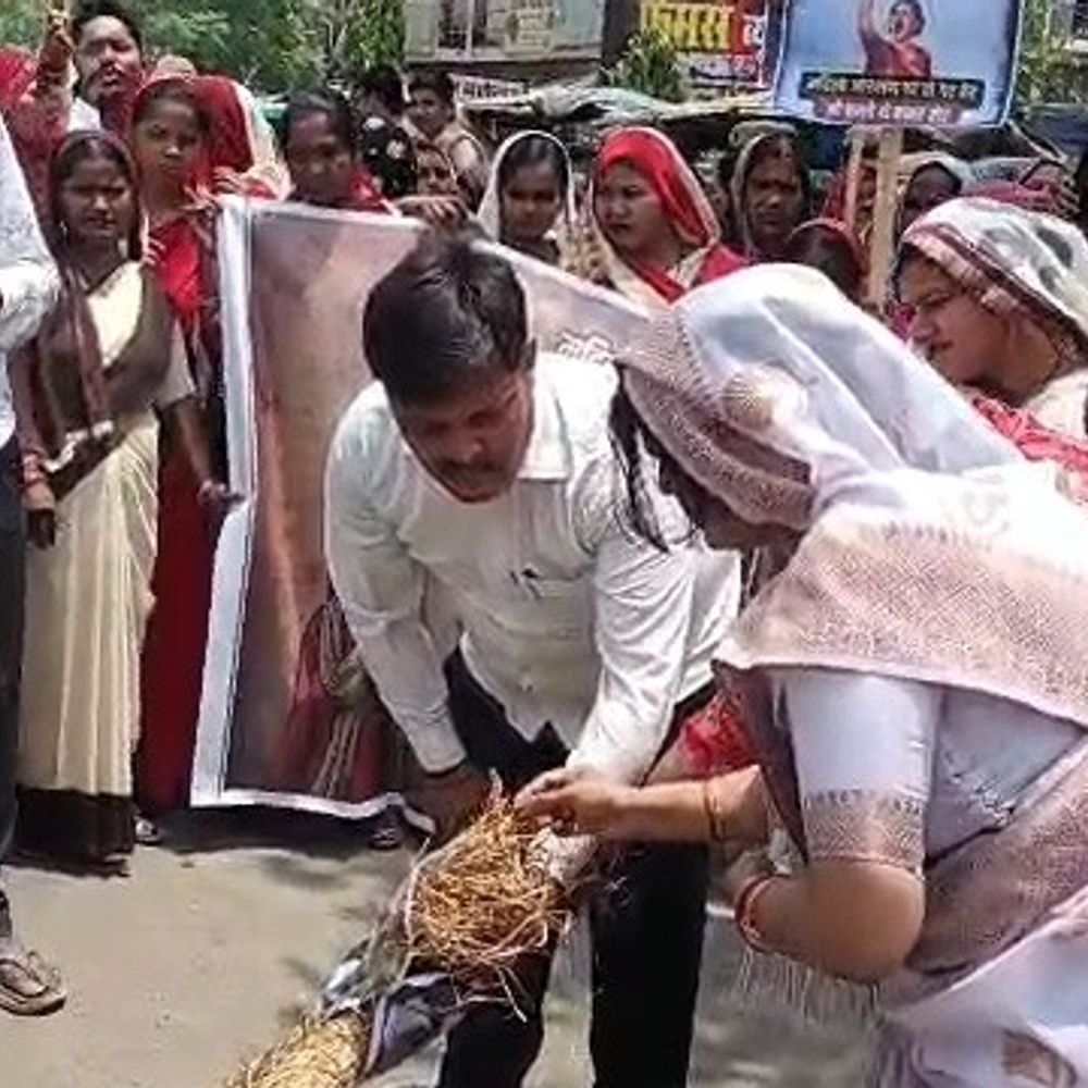 ड्यूटी ड्रेस में पहुंचीं आशा-आंगनबाड़ी कार्यकर्ता:कुशीनगर में कार्यक्रम पर उठे सवाल; व्हाट्सएप मैसेज से बुलाने का आरोप, जांच के आदेश