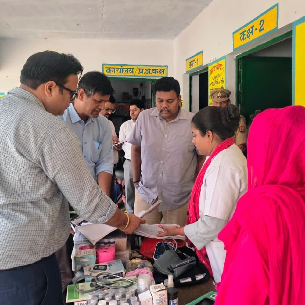 डीएम को निरीक्षण में मिलीं खामियां:प्रधानाध्यापिका और आंगनबाड़ी कार्यकर्त्री को नोटिस, बच्चों के बैठने की जगह न होने पर लगाई फटकार