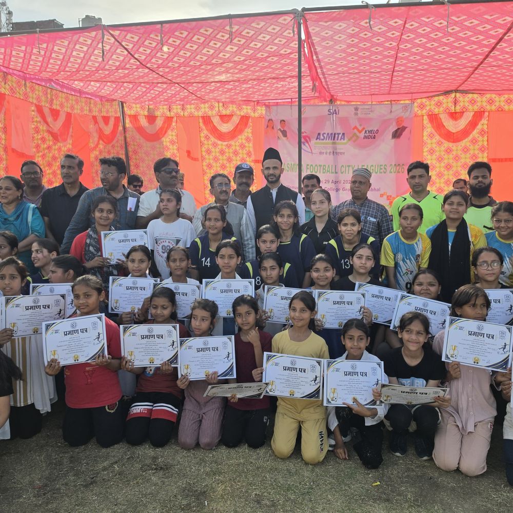 संभल में खेलो इंडिया फुटबॉल प्रतियोगिता:सांसद जिया उर रहमान बर्क ने खिलाड़ियों का हौसला बढ़ाया, बेटियों की भागीदारी सराही