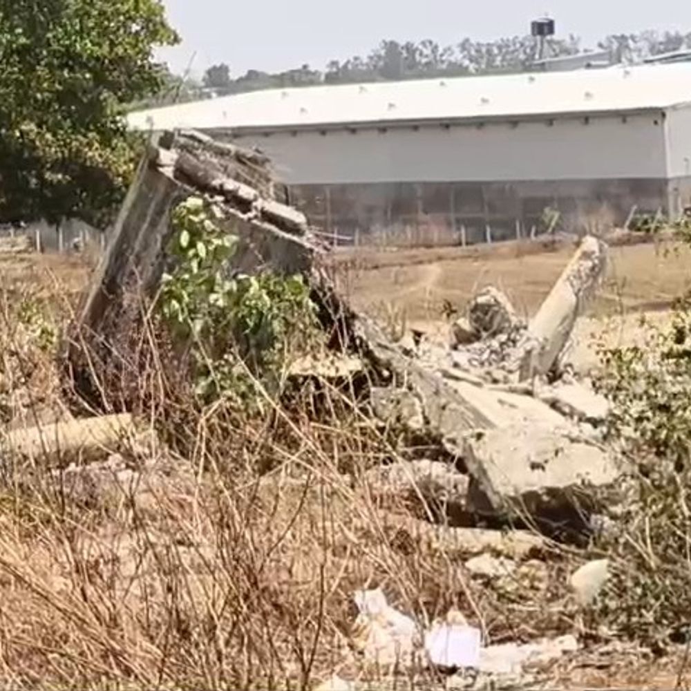 गौरेला में जर्जर पानी टंकी गिरी, घरों में घुसा पानी:10 साल से बंद थी टंकी, प्रशासन पर लापरवाही का आरोप