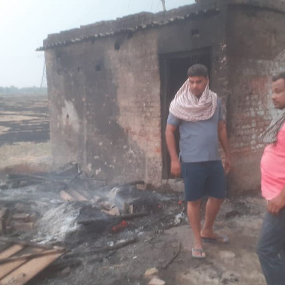 अज्ञात कारणों से लगी आग दो बीघे का गेहूं जला:मऊ में फायर ब्रिगेड ने एक घंटे की मशक्कत के बाद आग पर काबू पाया