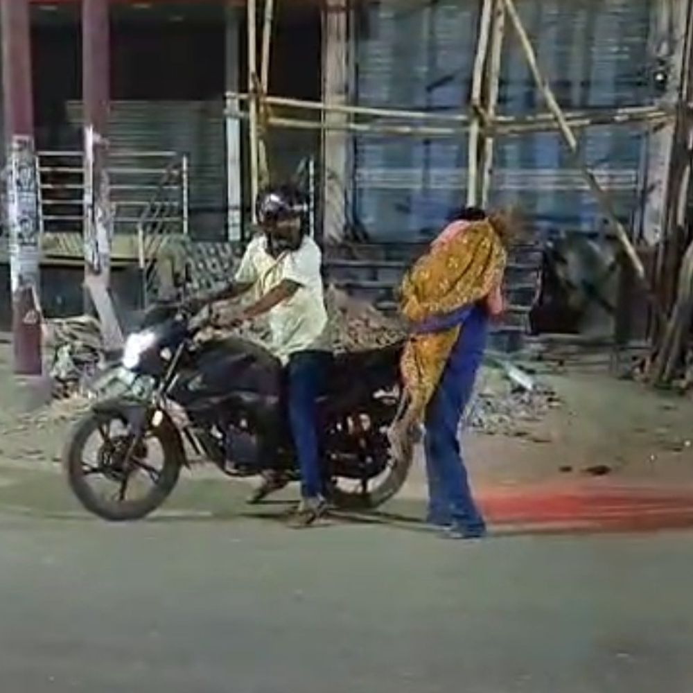 देवरिया में अनियंत्रित ट्रेलर मकान से टकराया:दीवार गिरी, मलबे में दबे परिवार को ग्रामीणों ने बचाया