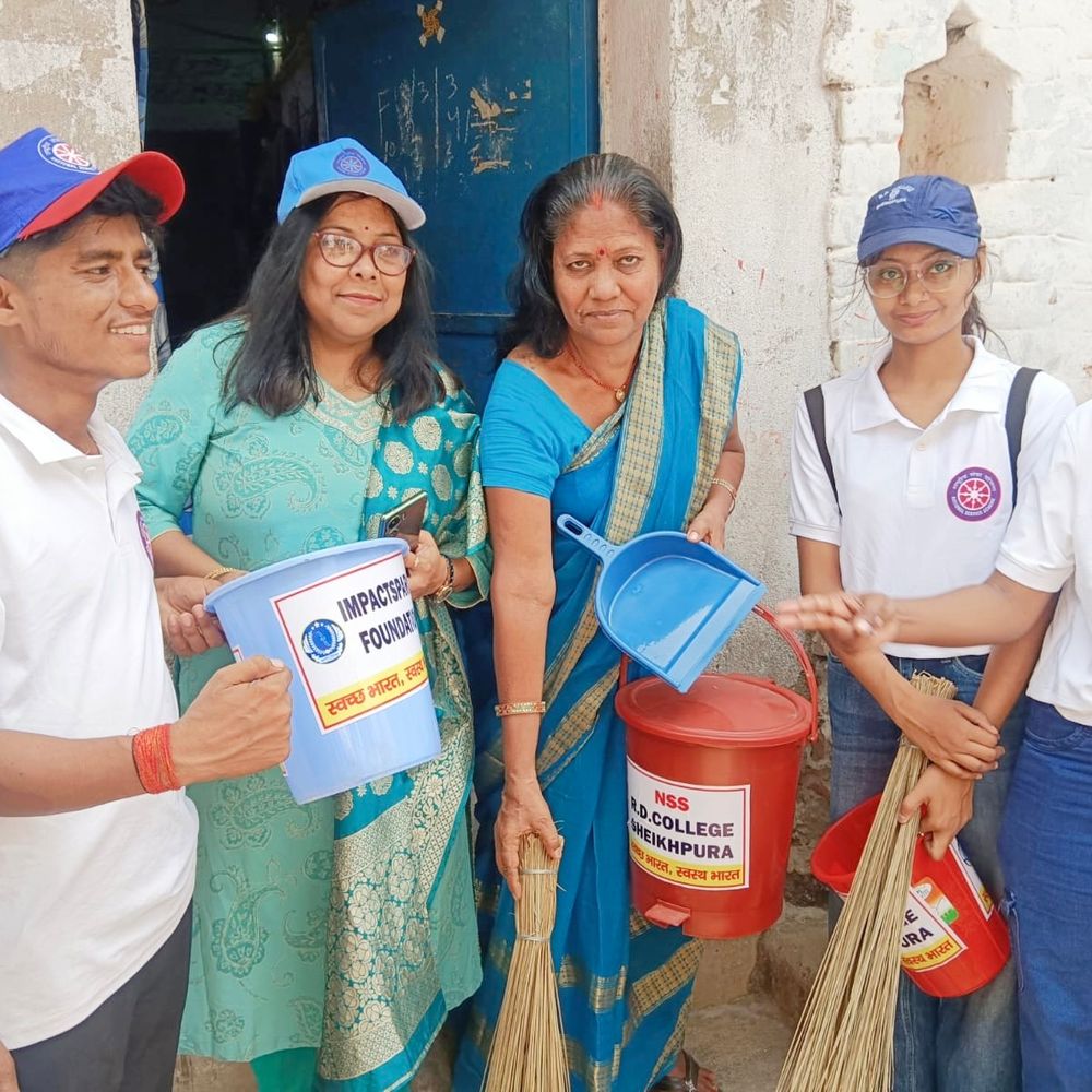 NSS ने चलाया 'स्वच्छ गांव-स्वस्थ गांव' अभियान:शेखपुरा में जागरूकता रैली निकाली, ग्रामीणों को झाड़ू-डस्टबिन बांटे