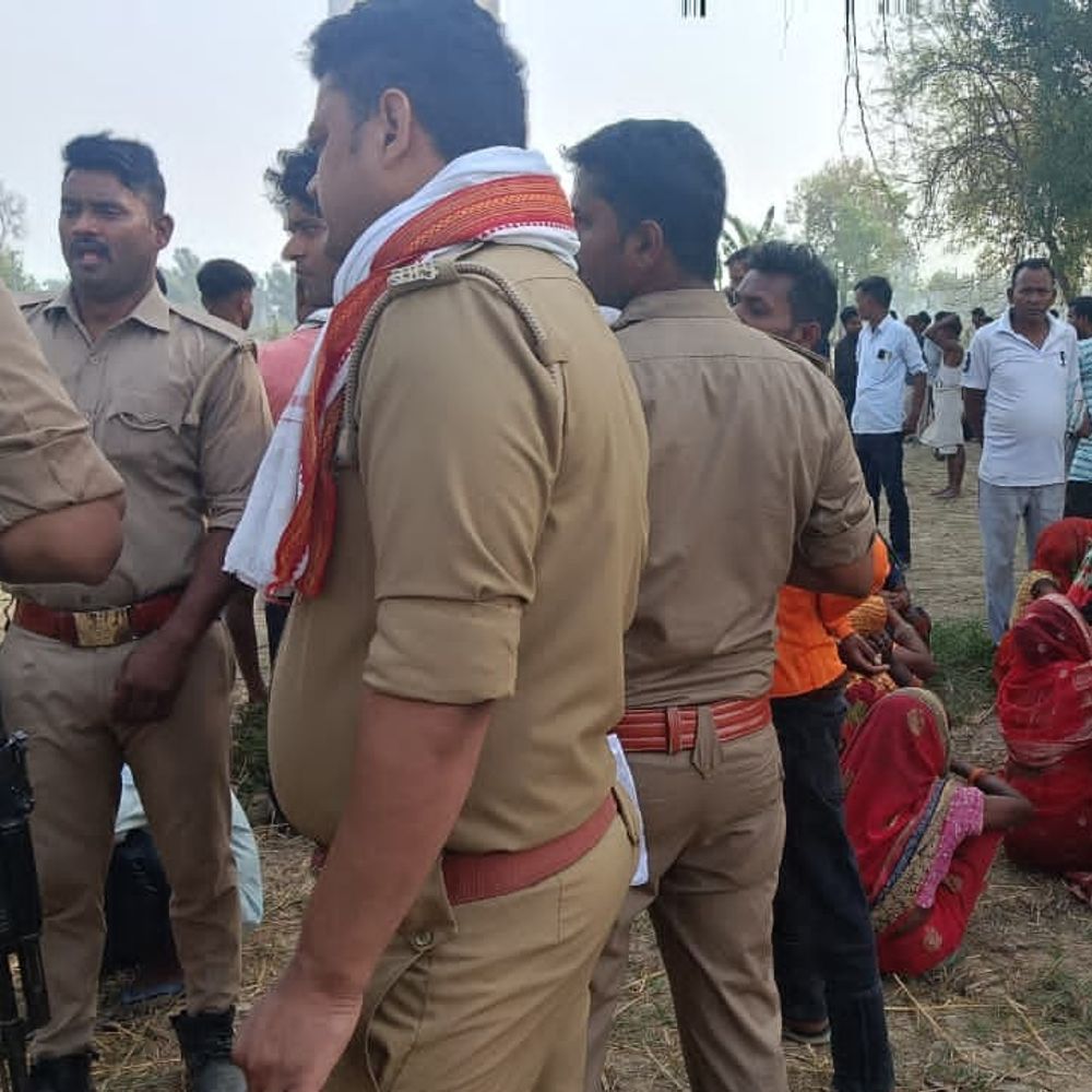 अयोध्या में युवक का शव पेड़ से लटका मिला:खेत में संदिग्ध हालात में मिली लाश, पुलिस बोली- पोस्टमॉर्टम रिपोर्ट के बाद होगा खुलासा