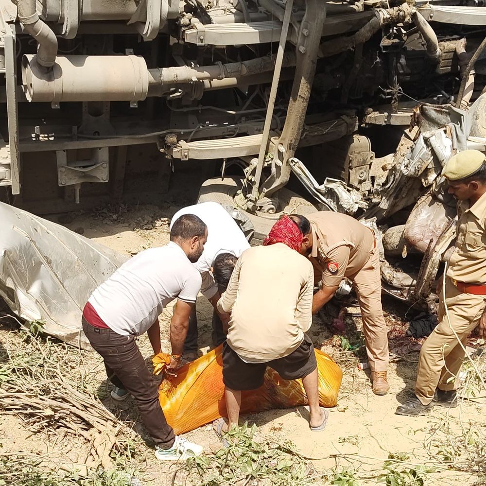 उन्नाव में ट्रक-बोलेरो की टक्कर में 3 की मौत:हादसे में 5 गंभीर रूप से घायल, बिहार-बक्सर मार्ग पर हादसा
