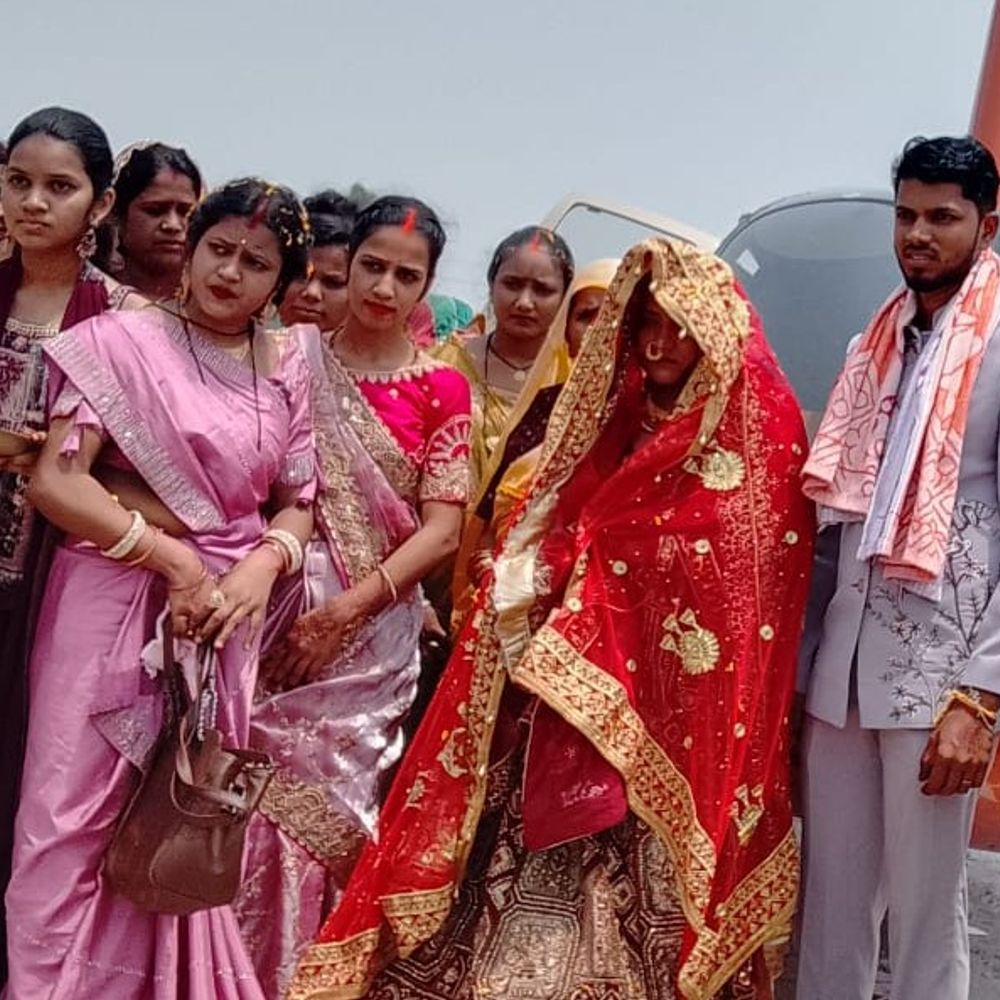 सिद्धार्थनगर में हेलीकॉप्टर से हुई दुल्हन की विदाई:खैरा बाजार से जिगना शुक्ल गांव पहुंची दुल्हन, देखने के लिए जुटी लोगों की भीड़