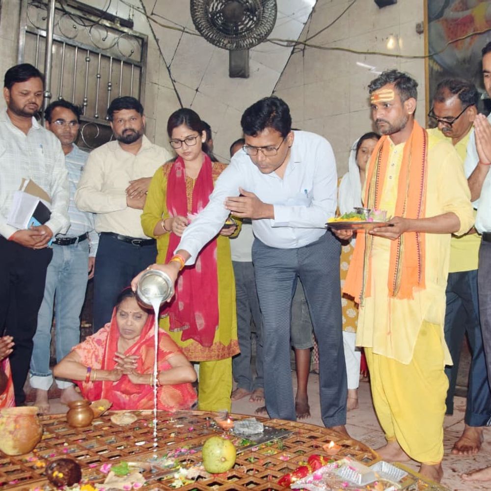 डीएम ने छोटी काशी कॉरिडोर का निरीक्षण किया:शिव मंदिर में पूजन कर जिले की समृद्धि मांगी, निर्माण कार्यों की रफ्तार परखी
