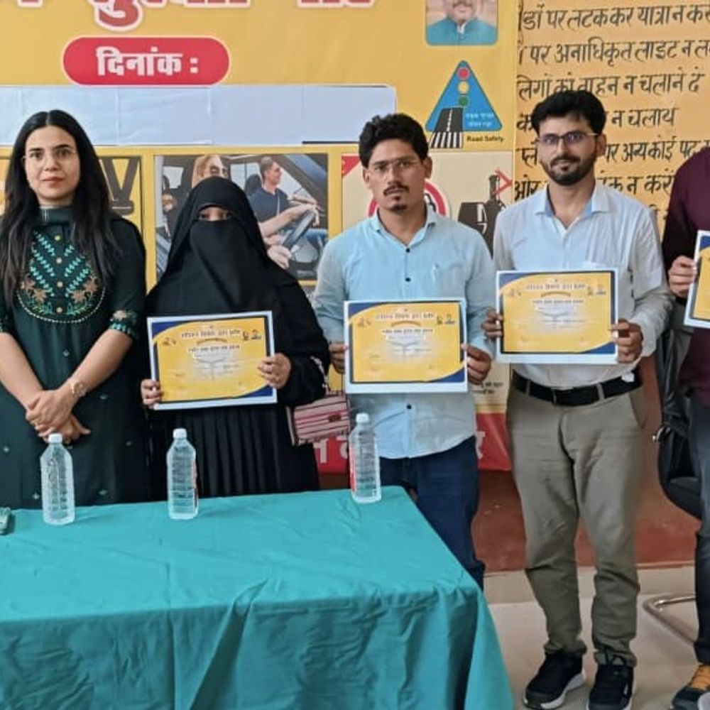 अहसास डे केयर सेंटर के स्वयंसेवक सम्मानित:यातायात नियमों और नशामुक्ति अभियान में योगदान के लिए प्रमाणपत्र मिले।