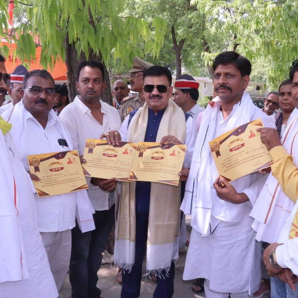 जौनपुर में भूसा संग्रहण अभियान तेज, 10 हजार कुंतल पार:रामनगर ब्लॉक से 175 कुंतल भूसा दान, डीएम कहा- गौशालाओं में भेजा जाएगा