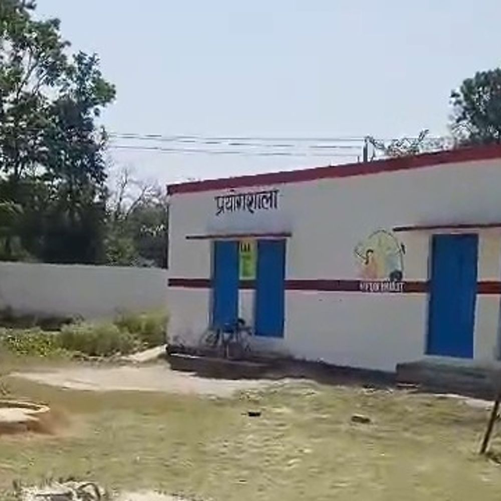 104 परिषदीय स्कूलों से नहीं हटे हाईटेंशन लाइन तार:डर के साए में 15 हजार परिषदीय स्कूलों के बच्चे, बीएसए ने फिर से भेजी लिस्ट