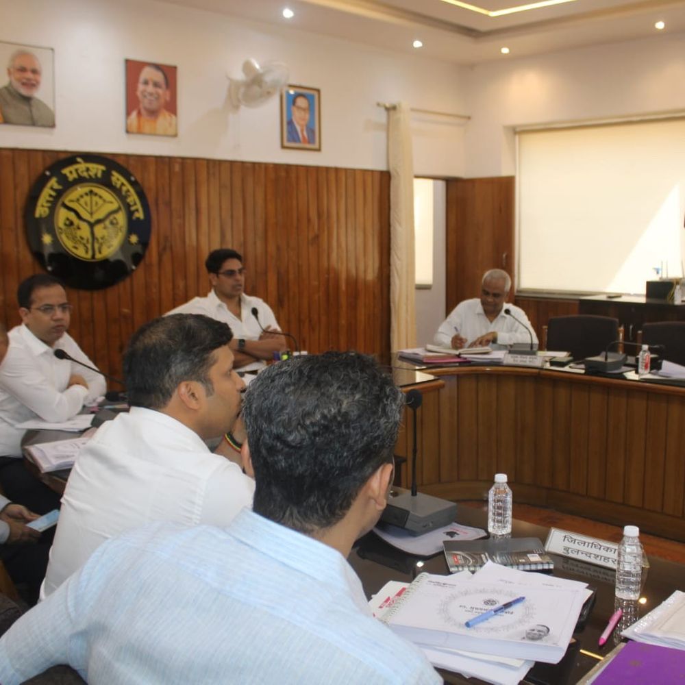 सीएम डैशबोर्ड योजनाएं सर्वोच्च प्राथमिकता, प्रगति सुधारें:मेरठ आयुक्त ने विभिन्न विभागों की योजनाओं-परियोजनाओं की समीक्षा की