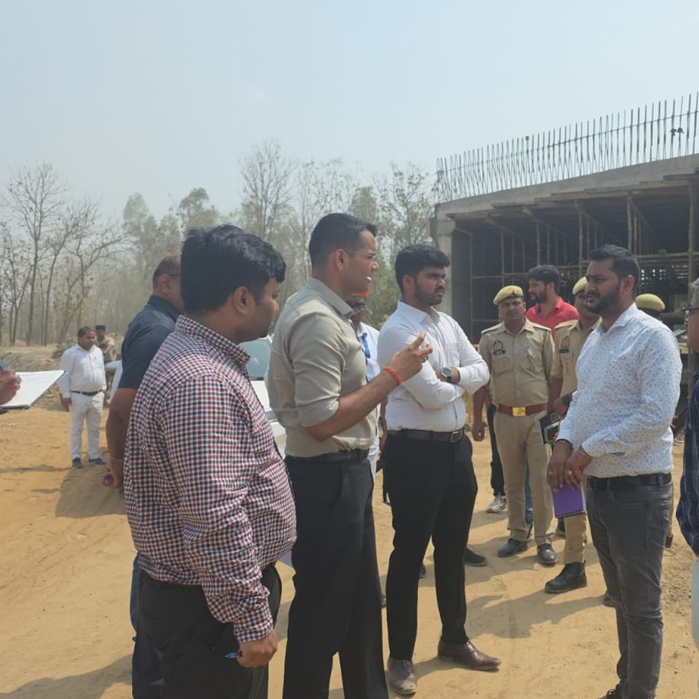 बलरामपुर में DM ने रिंग रोड निर्माण का निरीक्षण किया:गुणवत्ता और समय-सीमा पर सख्ती, अधिकारियों को दिए निर्देश