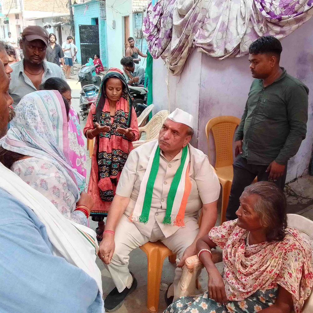 कांग्रेस अध्यक्ष ने मृतक के परिजनों से की मुलाकात:तेजाब से जला मिला था शव, हत्यारोपियों की गिरफ्तारी न होने पर परिवार में आक्रोश