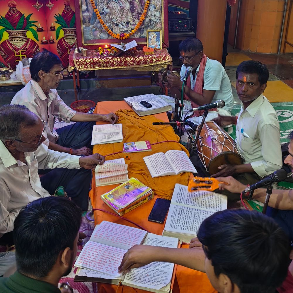 लखनऊ शिव भोला मंदिर में साप्ताहिक सुंदरकांड:भजन-चौपाइयों से गूंजा परिसर, बड़ी संख्या में श्रद्धालु हुए शामिल