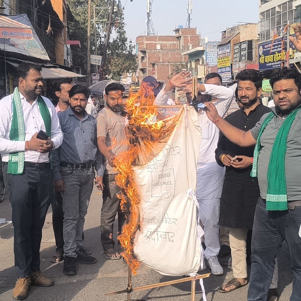 मैनपुरी में स्मार्ट मीटर के विरोध में अर्थी, पुतला दहन:लोकमाता अहिल्याबाई होलकर संगठन ने किया प्रदर्शन, जनता परेशान