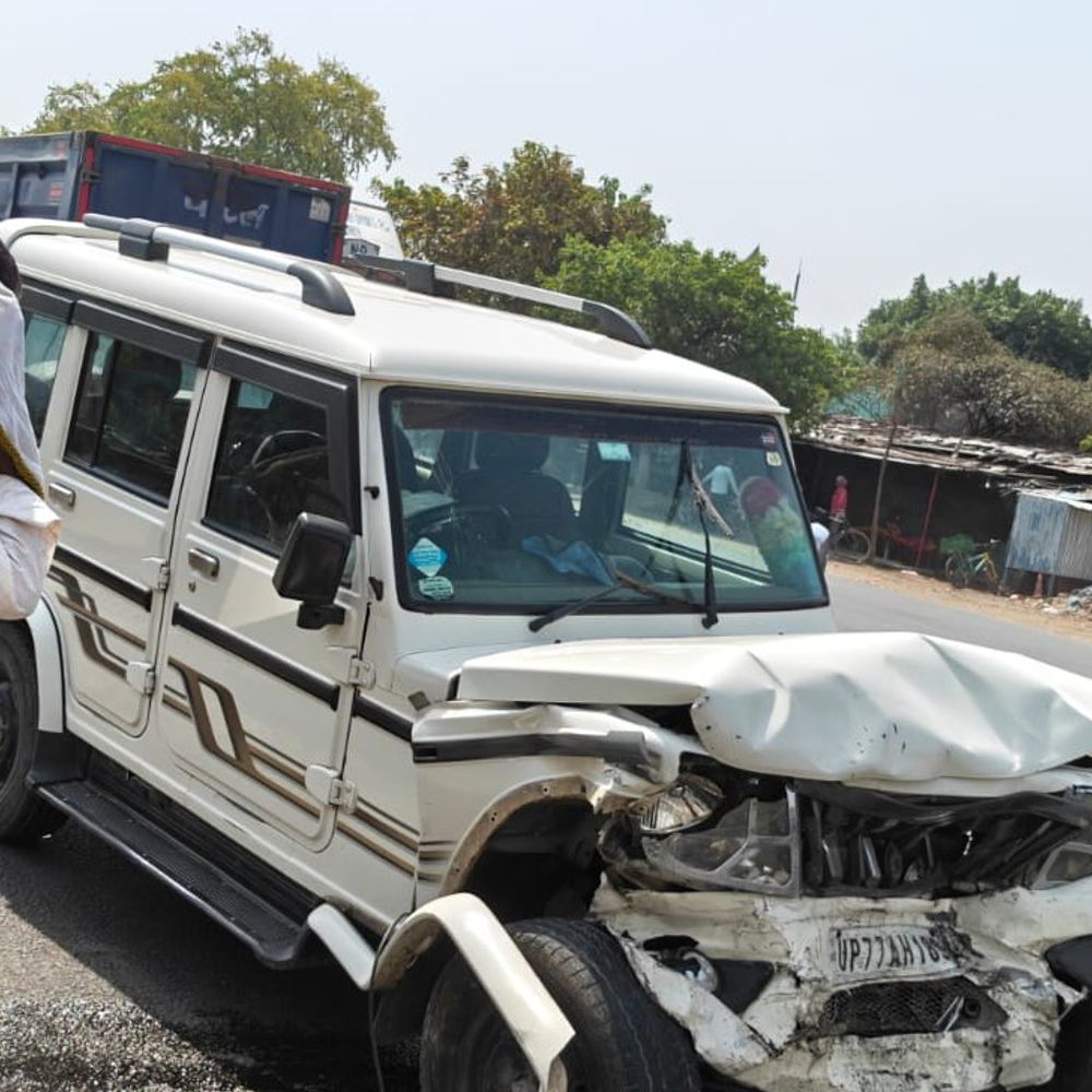 गलत दिशा से आई बोलेरो ने अर्टिगा में मारी टक्कर:जालौन हाईवे पर दो युवक गंभीर घायल, झांसी से घर लौट रहे थे