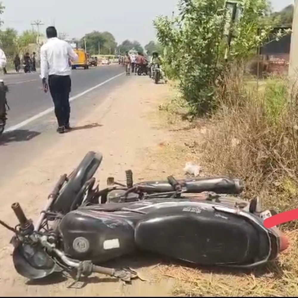 रायबरेली में कार-बाइक की टक्कर, 4 घायल, 2 गंभीर:अनियंत्रित कार नहर में गिरी, घायलों को अस्पताल में भर्ती कराया