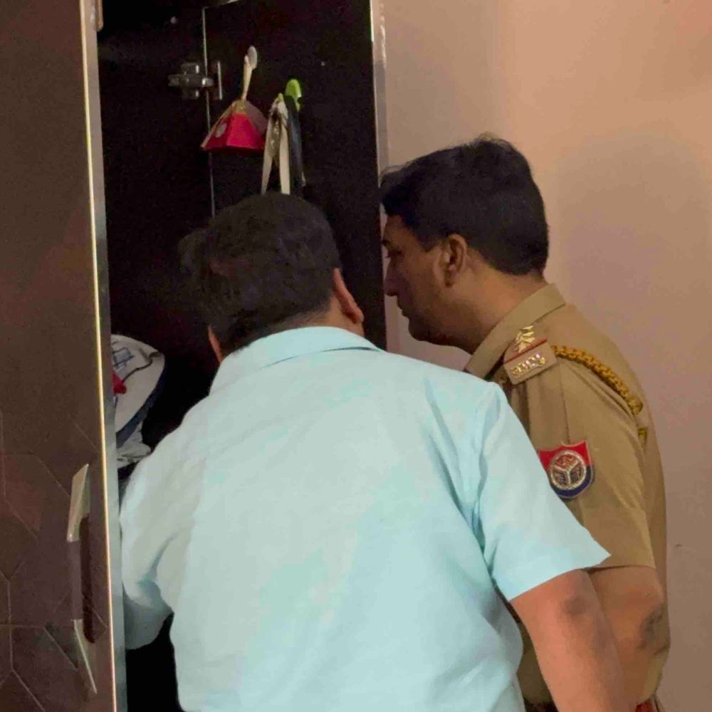 कानपुर में बंद मकान में लाखों की चोरी:खिड़की तोड़कर घुसे चोर, नकदी और गहने लेकर फरार