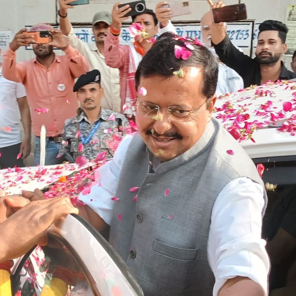 भाजपा राष्ट्रीय अध्यक्ष नितिन नवीन का भदोही में भव्य स्वागत:मिर्जापुर जाते समय औराई चौराहे पर जिलाध्यक्ष दीपक मिश्रा ने किया अभिनंदन