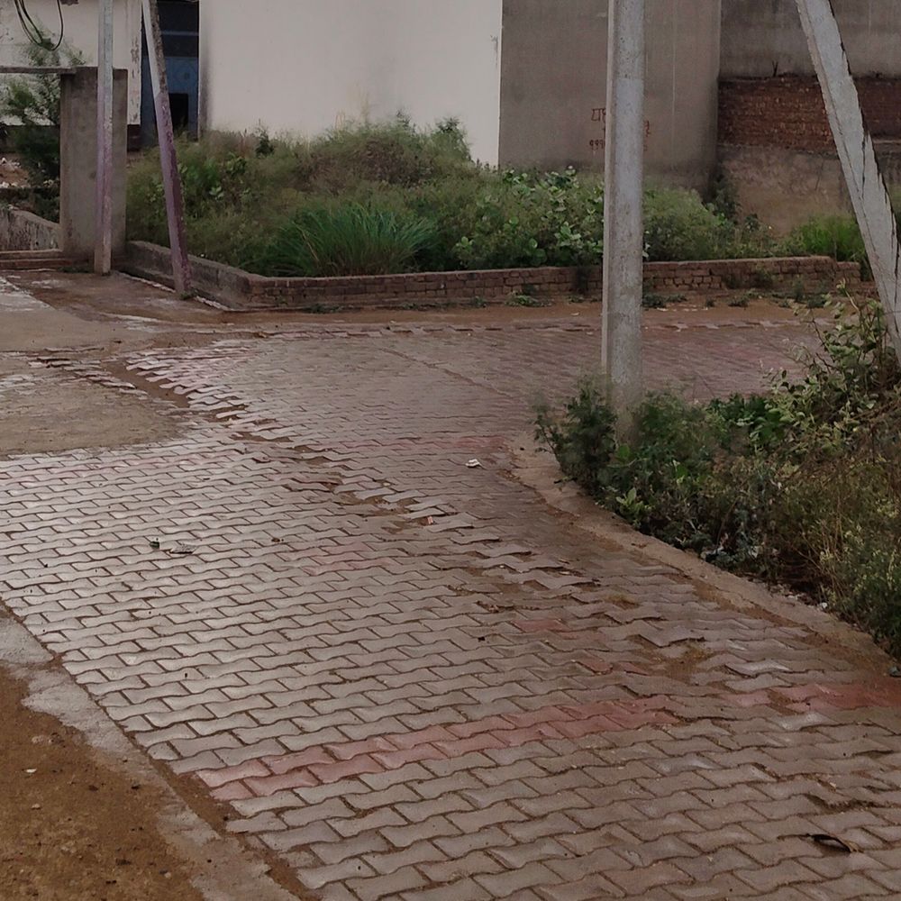 हाथरस में आंधी के साथ बूंदाबांदी:12 किलोमीटर प्रति घंटे की रफ्तार से हवा, तापमान में गिरावट दर्ज