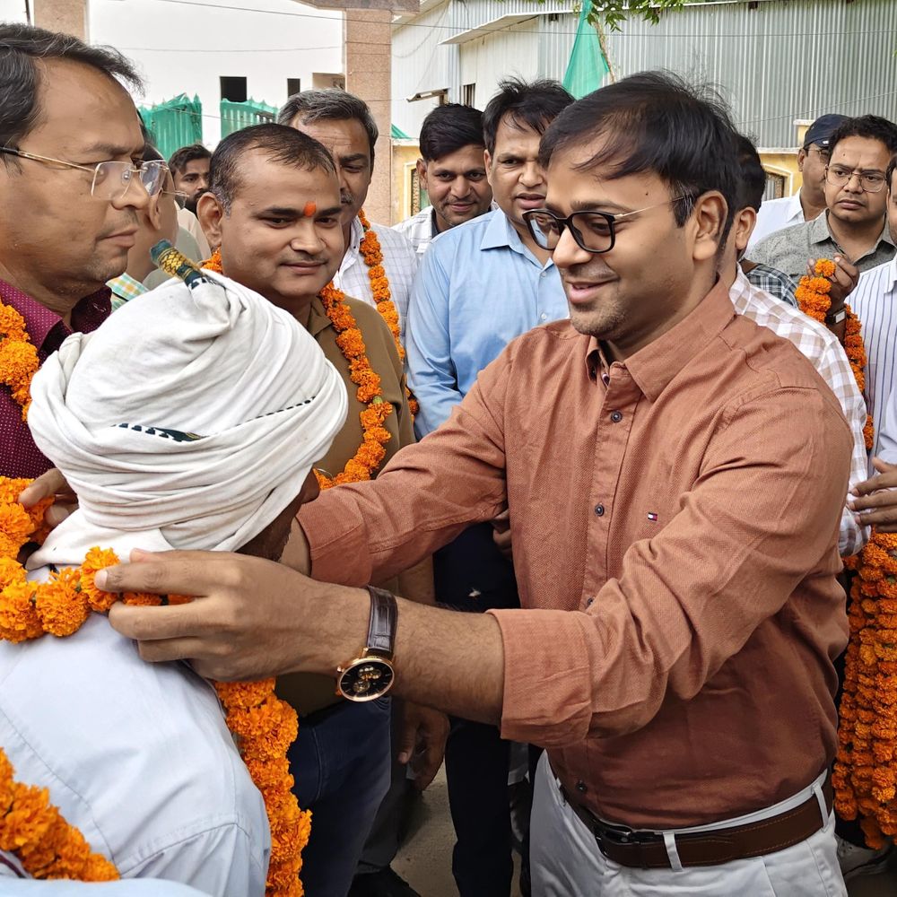 फिरोजाबाद में 6000 कुंतल भूसा दान:डीएम की अपील पर 160 ट्रैक्टर-ट्रॉलियों से कलेक्ट्रेट पहुंचे किसान