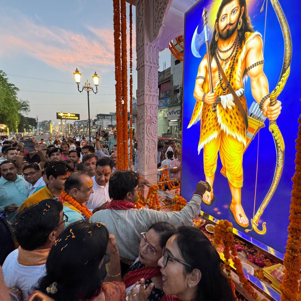 राम रहीम ओवरब्रिज पर परशुराम चौक का लोकार्पण:विधायक आकाश सक्सेना ने किया उद्घाटन, दूसरे छोर पर भगवान राम की मूर्ति लगी है