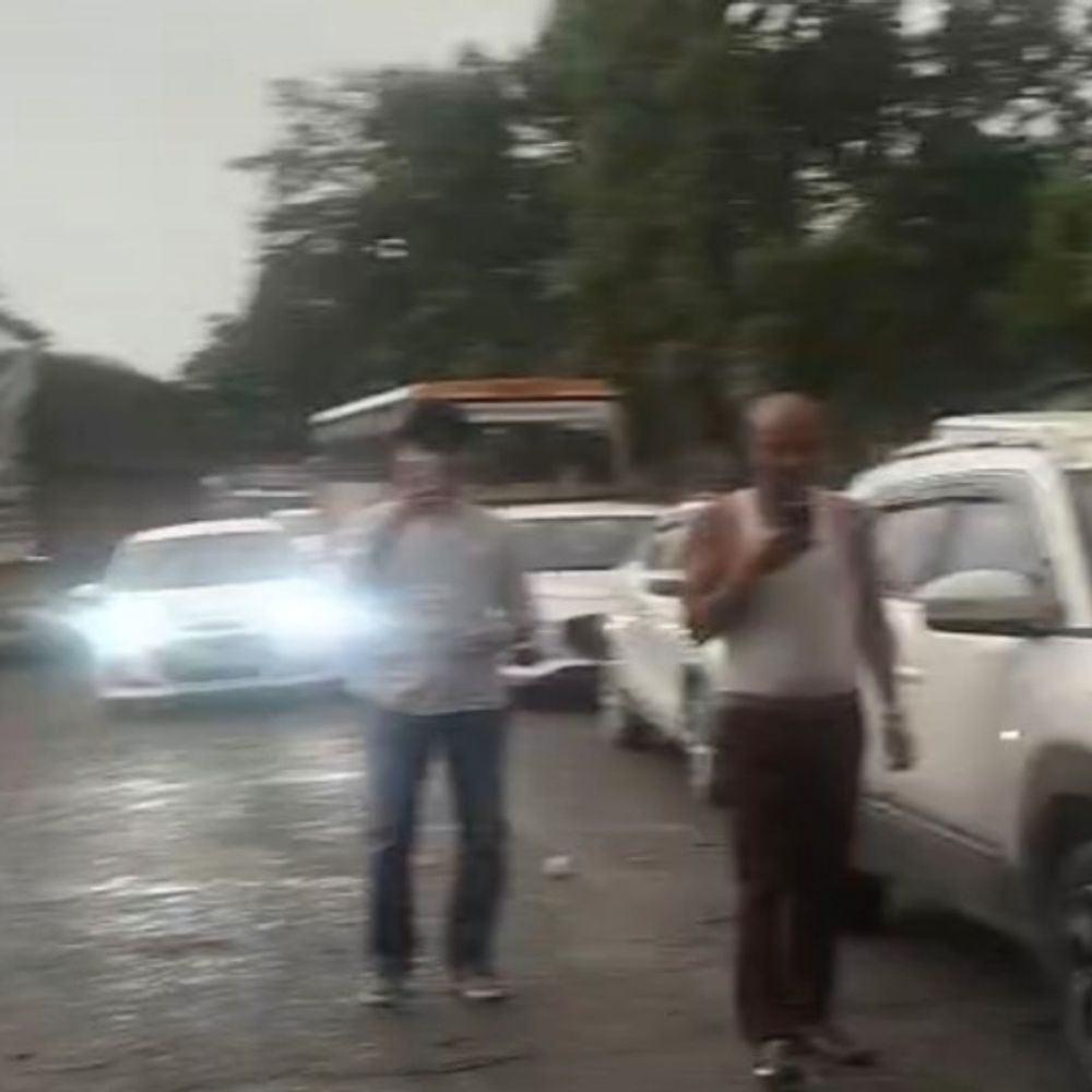 सुल्तानपुर में तेज आंधी-तूफान का असर:पूर्वांचल एक्सप्रेस-वे टोल प्लाजा क्षतिग्रस्त, अयोध्या-प्रयागराज हाईवे पर 30 मिनट ट्रैफिक रहा बाधित