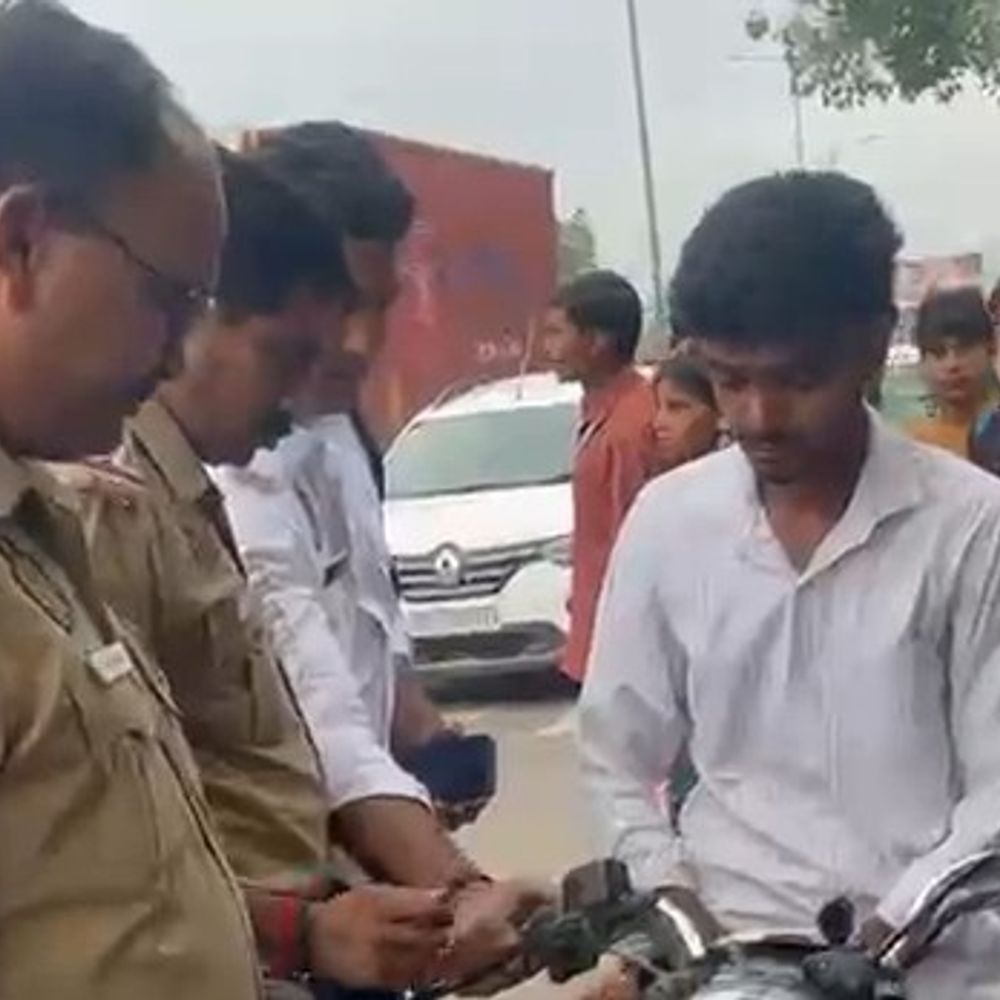 बुलेट सवार पर नियम उल्लंघन में 34 हजार चालान:बागपत में मॉडिफाइड साइलेंसर, नंबर प्लेट और दस्तावेजों में कमी पर पुलिस की सख्ती