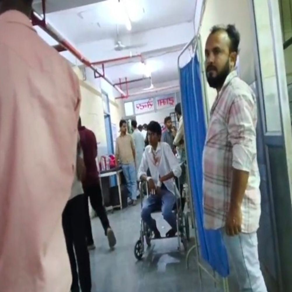 बारात में हुई हर्ष फायरिंग, युवक को गोली लगी:लखीमपुर से शाहजहांपुर शादी में शामिल होने आया था, गले के नीचे लगी गोली