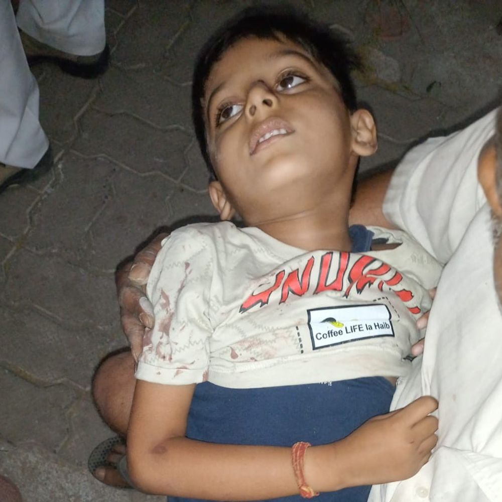 ट्रक की चपेट में आने से महिला की मौत:आंधी में बाइक से गिरी, पति-बच्चा सुरक्षित; चालक फरार